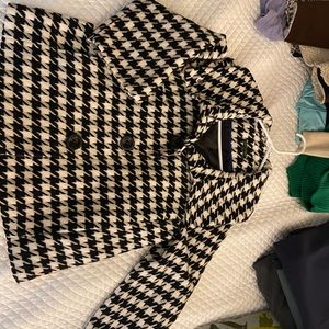 Black white houndstooth 3 button coat w big collar, frnt pockets & bell sleeves